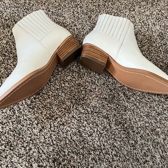 Marc Fisher booties size 8 off white brand new - Picture 3 of 5